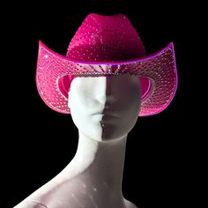 Leve seu visual para o próximo nível com nosso chapéu de cowboy neon com strass. Seu chapéu de cowboy merece tanto destaque quanto seus brincos e colar. Arrase com este chapéu e eleve seu visual para o próximo nível.




Decorado à mão e projetado por Stevie B EXCLUSIVE (Feito sob encomenda em 2 - 3 semanas) Festival Hats With Rhinestones And High Crown, Festival Hat With Rhinestones And High Crown, Cowboys Hat, Light Up Hats, Stevie B, Space Cowgirl, Chapeau Cowboy, Face Jewellery, Elegant Hats