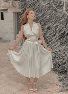 "🇮🇹 Abito ispirato all'iconico ed elegantissimo abito color avorio di Marilyn Monroe in \"The seven year itch.\" Leggero e svolazzante dal fascino senza tempo. Ideale per una personalità elegante e raffinata, adatto sia come vestito da sera che da giorno, perfetto per qualsiasi occasione! 🇬🇧 Dress inspired by the iconic and elegant ivory dress of Marilyn Monroe in \"The seven year itch.\" Light and fluttering with a timeless charm. Ideal for an elegant and refined personality, suitable both Elegant Beige A-line Vintage Dress, Elegant A-line Midi Dress For Vintage Fashion, Vintage Dresses For Banquet, Spring Banquet Vintage Dress, Elegant Vintage Midi Dress For Banquets, Elegant Vintage Midi Dress For Banquet, Chic Cream Dress For Banquet, Vintage Summer Dresses For Banquet, Elegant Vintage Evening Dress For Summer