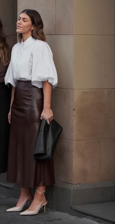 Romantic Style Work Outfits, Smart Casual Outfit Ideas For Women, Feminine Work Outfit Office Wear, Office Skirts Classy, Classy Corporate Outfit, Elegant Skirt Outfits Classy, Skirt Classy Outfit, Corporate Dresses Classy Work Outfits, Leather Skirt Street Style