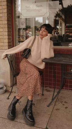 Casual midi skirt outfit | brown midi skirt | oversized sweater | messy bun | doc martens | black shoulder bag Pijamas Women, Millennials Fashion, Look Vintage, Casual Fall Outfits, Mode Vintage, Looks Style