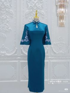 Sakura Outfits, Cheongsam Design, Green Gowns, Embroidery Placement, Mandarin Dress, Qi Pao