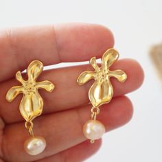 Orchid Baroque Pearl Earrings,Pearl Drop Earrings ,Vintage Style Earrings ,Pearl Jewelry, Anniversary Gift, mothers day gift #GoldEarrings #DangleEarrings #VintageJewelry #PearlJewelry #PearlDropEarrings #PearlEarrings #MinimalistEarrings #GiftForHer #titanium #BaroquePearl Elegant Pearl Earrings With Flower Charm, Elegant Gold Pearl Earrings For Mother's Day, Delicate Pearl Drop Earrings With Flower Shape, Gold Flower Earrings With Pearl Charm, Delicate Pearl Drop Earrings In Flower Shape, Delicate Flower Shape Pearl Drop Earrings, Elegant Flower-shaped Pearl Earrings Gift, Pearl Drop Earrings For Anniversary And Mother's Day, Elegant Flower-shaped Pearl Earrings