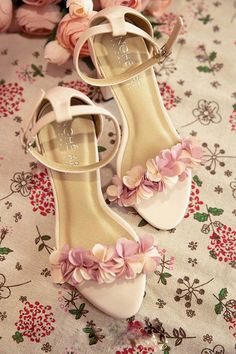 Giày Cưới Sandal Gót Vuông Đính Hoa Voan Và Ngọc Trai Đẹp. Giày cho ngày trọng đại - Etsy Vietnam Chiffon Flower, Chiffon Flowers, Womens Wedding Shoes, Heel Sandals, Wedding Shoes, Big Day, Vietnam, Sandals Heels, Chiffon