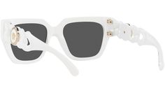 Colección de gafas de sol Versace modelo VE4409, variante de montura blanca, código de color 314/87 con lentes gris oscuro. Versace es una de las casas de moda de lujo más emblemáticas y famosas del mundo. Orgullosamente italiano, está diseñado para hombres y mujeres que desean un estilo moderno y glamuroso que combine sofisticación y atractivo sexual. La Maison es el epítome del glamour sensual, sexy y empoderador: un verdadero símbolo del lujo italiano. Chic White Square Frame Sunglasses, Classic White Sunglasses With Uva Protection, Chic White Polarized Sunglasses, Elegant White Square Frame Sunglasses, Chic White Sunglasses With Polarized Lenses, Modern White Square Frame Sunglasses, Luxury Optic White Sunglasses For Summer, Classic White Sunglasses With Tinted Lenses, Luxury White Sunglasses With Uv Protection