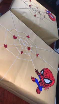 Creative 1 Year Anniversary Gift Ideas For Him | cute crafts for your boyfriend Cute Anniversary Gifts, Spiderman Gifts, Birthday Gifts For Boyfriend Diy, Outfits Curvy, Creative Gifts For Boyfriend, Bf Gifts, Cute Couple Gifts, Gift Inspo