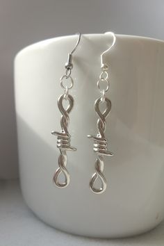 Silver barbed wire dangle earrings. Statement jewelry for goth, gothic, punk, grunge, edgy lovers. Cool, detailed, minimalist, edgy look. Bold jewellery to make your person unique #barbedwire #barbedwireearrings #barbedwirejewelry #punkearrings #punkjewelry #punkaesthetic #barbedwiredangle #wireearrings Earrings Grunge, Power Jewelry, Nancy Downs, Crazy Earrings, Barb Wire, Edgy Earrings, Goth Earrings, Edgy Jewelry, Punk Earrings