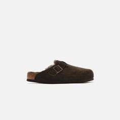 Boston Shearling silhouette   Suede upper   Anatomically formed cork and latex footbed  Lambskin lining   EVA sole      Style: BR1020567  Color: Mocha  Material: Suede Boston Shearling, Birkenstock Boston Shearling, Birkenstock Boston, Eva Sole, Mocha, Birkenstock, Cork, Boston, Shoes Mens