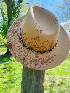 Beautiful mountains and sunflower scenery on a beautiful hat adorable for any occasion Sunflower Scenery, Burn Hats, Cowboys Hats, Hats Ideas, Sunflower Designs, Sunflower Hat, Hat Bar, Country Stuff, Painted Hats