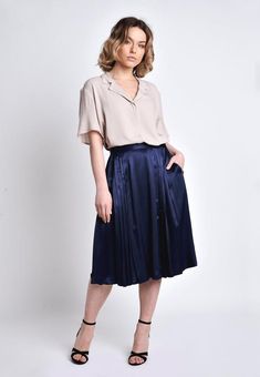 • Knee-length skirt issued• with lateral pleated• with pockets at the front• falls elegantly• kept flat on the abdomen and back• can be combined both chic and sporty• in a dark Navy blue• Total length: 67 cm in size S• The model is 175 cm tall and wears size S• Material: 100% viscose Pleated Skirts Knee Length, Beige Wedding, Dark Navy Blue, Knee Length Skirt, Wedding Bridesmaids, Alternative Fashion, Pleated Skirt, Tulle Skirt, Knee Length