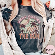 "Here comes the sun, vintage and retro inspired shirt. Getting ready for warm weather and spring break?  This is the perfect shirt for that! This Comfort Colors t-shirt is made from 100% ring-spun cotton and the soft-washed, garment-dyed fabric relaxed fit brings extra coziness to your wardrobe!  *SIZING* -Shirts are unisex sizing. (Size chart is in the image) -That means they run slightly larger than women's shirts and slightly smaller than typical men's shirts.  -Please order your normal size for a regular fit, or size down for a more fitted look.  -If you are looking for an oversized \"T-shirt \" look, I recommend sizing up 2-4 sizes. Also please note unisex shirts are longer than women's shirts. 100% ring-spun cotton Medium fabric (6.1 oz/yd² (206.8 g/m Relaxed fit Sewn-in twill label Vacation Shirts Beach, Cute Summer Shirts, Coffee Tees, Sun Shirt, Retro Graphic Tees, Skeleton Shirt, Beach T Shirts, Coffee Shirts, Mom Tees