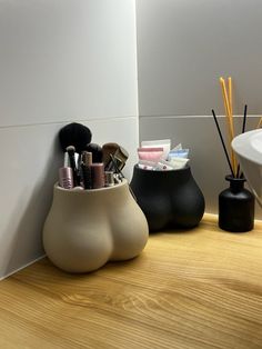 ntroducing the ultimate fusion of functionality and charm: our booty shaped ceramic makeup organizer. Designed to add a playful touch to your vanity, this delightful piece doubles as both a makeup organizer and a decorative accent for your space. Crafted from high-quality natural clay, this desktop organizer boasts a unique shape reminiscent of a curvaceous derrière, injecting a sense of whimsy and personality into your makeup routine. Its ample storage space is perfect for stashing your favorit Makeup Holders, Make Up Tisch, Makeup Caddy, Vase Cute, Brush Holder Makeup, Makeup Holder, Makeup Brush Holder, Natural Clay, Desktop Organizer