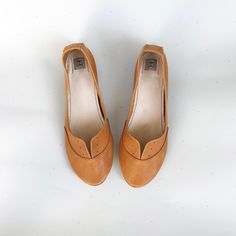 "Oxfords Shoes Tan Light Brown Handmade Leather Laced up Flats Shoes. Tan Leather Shoes. Oxfords Shoes Women. Soft Shoes. Brown Leather Shoes ✦ ✦ ✦ Description ✦ ✦ ✦ These oxfords are so cute! I will be delighted to personally handcraft a pair especially for you by using the softest Italian buttery leather! These shoes are suitable both for outdoor and indoor, you will look gorgeous when wearing them!! See all the available colors on picture #6, if you fancy another color or material, just let m Woven Leather Shoes, Oxford Shoes Outfit, Bridal Shoes Flats, Oxfords Shoes, Brown Leather Shoes, Leather Oxford Shoes, Soft Shoes, Saddle Leather, Women Oxford Shoes