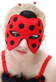 ♥ I am a ladybug mask PATTERN for you to print. If you want a finished mask- this 'aint it! Watch for your link when you hit 'pay'. Download. Print. And get sewing straight away ♥ Ladybird, ladybird, fly away home. This instant download ladybug mask pattern is the bees knees. Just grab a few pieces of felt, some hat elastic and follow the simple step by step instructions, and you will have your very own cute as a bug mask! You will receive: ♥ A list of supplies ♥ Step-by-step pictures and instru Ladybug Mask, Carnaval Diy, Obličejové Masky, Animal Masks For Kids, Felt Masks, Book Day Costumes, Felt Mask, Ladybug Birthday, Kids Dress Up