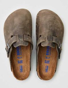 Birkenstock Boston Slip On Shoe Boston Burke Outfits, Birkenstock Oiled Leather Clog Outfit, Womens Shoes For Fall, Boston Berkinstock, Berkinstock Boston, Jeans And Birkenstocks Outfits, Granola Shoes, How To Wear Birkenstock Clogs, Cute Winter Shoes