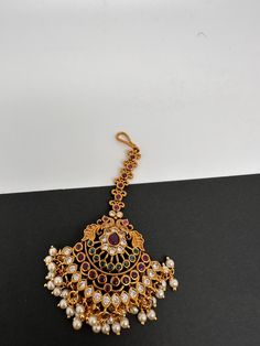 Peacock Kempu Pearls Matte Finish Maang tikka Perfect Mang tikka for complete traditional trendy look. Length : Approx. 3.75 inches Premium quality and craftmanship. Satisfaction Guaranteed.  Ready to ship from Massachusetts, USA If you have any questions please let me know. Luxury Meenakari Tikka For Celebration, Luxury Traditional Tikka, Tikka Indian Jewelry, Forehead Jewelry, Mang Tikka, Hair Jewellery, Maang Tikka, Indian Jewelry, Hair Jewelry