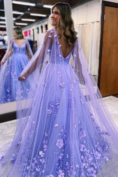 Ballkleid Lavendel Blumenspitze A-Linie mit Cape-Ärmeln A-Linie Herzausschnitt Stufen Tüll Lang Mit Schlitz Formal Dress With Cape, Sparkly Prom Dresses Long, Prom Dresses Lavender, Tulle Formal Dress, Gown With Cape, Lavender Prom Dresses, Flower Prom Dress, Prom Dress With Train, Dress With Cape