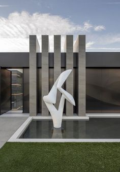 Modern architectural luxury home front entrance Richard Erdman sculpture. Modern Outdoor Fireplace, Casa Country, Casas The Sims 4, Desert Homes, Modern Mansion, Mansions Luxury, Design Exterior, Outdoor Sculpture