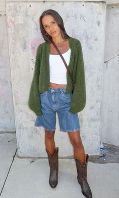 North Carolina Aesthetic Outfits, Big Jean Shorts Outfit, Soffee Shorts Outfit, Berlin Style Street, Brazil Street Style, 90s Spring Outfits, Hair Salon Outfits, Boots Outfit Summer, American Fashion Style