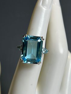 A STUNNING SOLID SILVER LARGE EMERALD CUT QUALITY BLUE TOPAZ STATEMENT RING, THE CENTRAL BLUE TOPAZ MEASURES 1.7cm HIGH x 1.2cm WIDE, THIS IS FLANKED EITHER SIDE BY TWO PEAR-SHAPED BLUE TOPAZ, RING SIZE UK-K, STAMPED 925,LOOKS STUNNING WHEN WORN. 1920s Theme, Topas Ring, Ring Ideas, Blue Topaz Ring, Topaz Ring, Emerald Cut, Statement Ring, Rings Statement, Pear Shaped