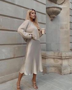 Satin Skirts, Rok Outfit, Satin Midi Skirt, Mode Casual, Classy Style, Satin Skirt, Mode Inspo, Spring Trends