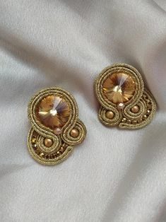 Gold Soutache Stud Earrings Golden Earrings With Crystals - Etsy Spain

#handmadeearrings #bouclesdoreilles #pendientescolorchampan #invitadaboda #shortearrings Embroidered Earrings, Earrings With Crystals, Earrings Golden, Earring Handmade, Soutache Earrings, Golden Earrings, Rhinestone Studs, Birthday Gift For Her, Estilo Boho