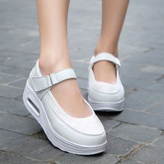 Types Of Sandals, Low Heel Wedges, Street Shoes, Poor Posture, Heel Pain, Beige Shoes, Foot Pain, Footwear Design Women, Outdoor Shoes