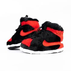 Zapatillas Nike Air, Tenis Nike Air, Fluffy Shoes, Comfortable Slippers, Winter Slippers, Cozy Loungewear, Sneaker Slippers, Plush Fabric, Air Jordan 1 Retro