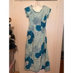 I'm Selling A Women's Vintage Waltah Clarke Maxi Dress (Muumuu?), With A Lovely Blue Pattern. It's In Amazing Shape. It Says It's A Size 12, But I'd Estimate It's A Modern Us Size 8 Or So. Vintage Sizing Generally Is A Bit... Smaller Than It Is Today. Non-Smoking, No Pet Home. Muumuu Dress, Hawaiian Dress, Dresses Vintage, Pet Home, Blue Pattern, Vintage Dresses, Vintage Ladies, Blue White, Size 12