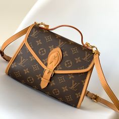 Nicolas Ghesquière focused on the retro trend of Ivy handbags for the 2020 early spring fashion show, recreating the charm of the Bel Air handbags that came out in 1994. Monogram canvas and natural calfskin with logo hook closure.

Dimensions: 23.5 x 18.0 x 9.0 cm Monogram Canvas Satchel Flap Bag With Gold-tone Hardware, Monogram Canvas Satchel With Gold-tone Hardware, Shopping Flap Bag With Top Handle In Monogram Canvas, Designer Monogram Canvas Top Handle Flap Bag, Designer Monogram Canvas Flap Bag With Top Handle, Monogram Canvas Shoulder Bag With Gold-tone Hardware, Designer Top Handle Flap Bag In Monogram Canvas, Monogram Canvas Satchel Shoulder Bag With Gold-tone Hardware, Monogram Canvas Satchel Box Bag