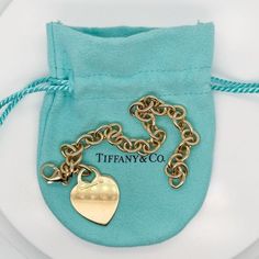 This is part of Chairish’s Fine Jewelry assortment.  A very fine Tiffany Co. bracelet.  In 18k gold.  With slightly oval links and a heart-shaped pendant charm.  The charm is not engraved.  Simply wonderful, classic Tiffany design!  Date: 20th Century  Overall Condition: It is in overall good, as-pictured, used estate condition with some very fine light surface scratches and other signs of expected light wear consistent with age.  Fineness: Marked 750 for 18k gold fineness.  Marks: Tiffany Co. / Dog Chain, Bracelet Heart, Tiffany And Co, Tiffany Heart, Heart Bracelet, Chain Link Bracelet, Tiffany & Co., Heart Charm, Link Bracelets