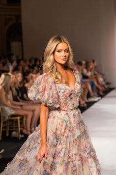 Floral Print Gowns, Skirts Outfits, Summer Formal Dresses, Junior Prom, Plastic Dress, Printed Gowns, Gucci Crossbody, Prom Dress Styles, Chiffon Fashion