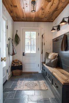 Entryway accent wall in a chic modern cottage Cottage Foyer, Shiplap Wall Ideas, Rustic Farmhouse Entryway, Cottage Entryway, Cozy Cottage Bedroom, Modern Farmhouse Entryway, Farmhouse Shiplap, Shiplap Wall, Farmhouse Entryway