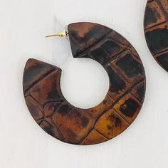 Are you looking for large creoles earrings, for your afrocentric look ? Here you have these one leather hoop to get statement and sophisticated look. This large bold hoops are made in genuine leather. To constructed it are used two type of leather, one chunky for the base and the crocodile engraved leather to cover it. The crocodile engraved leather is handmade aged to get a unique and sophisticated look. This handmade aging process will make each piece unique, it will be slightly different from Africa Earrings, Creole Earrings, Statement Hoop Earrings, Earrings Aesthetic, African Earrings, Big Hoop Earrings, Aging Process, Large Hoop Earrings, Big Earrings