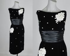 Vintage 50s Dress / 1950s Black Velvet Sheath Dress with White Lace Floral Appliques XS by FloriaVintage on Etsy Early 60s Fashion, Vintage 50s Dress, Velvet Sheath Dress, Mid Century Fashion, Vintage Dresses 50s, Sleeveless Sheath Dress, Historical Dresses