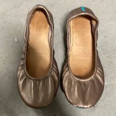 Minimal Wear. Color Bronze. Fast Shipping. No Stains. Other Then That In Pretty Good Shape Tieks Shoes, Color Bronze, Flat Color, Bronze Color, Pretty Good, Flat Shoes Women, Loafer Flats, Loafers, Women Shoes