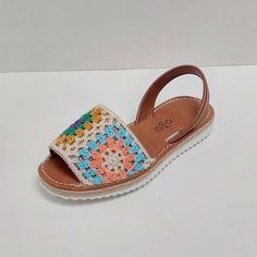 Flat women's sandals, made of genuine leather, and with a very soft padded insole. Spanish Menorcan sandals made and decorated by hand with customization options. Summer sandals, typical Spanish, very comfortable and of excellent quality. Non-slip rubber soles Lined with crochet in assorted colors. The colors in the photo are an example, the model sent may be a different color, always using ivory as a base. Beach Season T-strap Sandals With Round Toe, Brown Open Toe Sport Sandals For Vacation, Comfortable Flat T-strap Sandals For Summer, Leather Wedge Sandals With Round Toe For Summer, Brown Slip-on T-strap Sandals For Summer, Beige Slingback Sandals For Summer Beach, Cushioned Slip-on Slingback Sandals For Beach, Adjustable Flat Slingback Sandals For Summer, Adjustable Sport Sandals For Summer