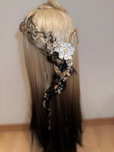 READY TO SHIP // Will be sent out within 3 business days. Accessory colour: Silver Hair colour: Platinum Ombre 𝐏𝐋𝐄𝐀𝐒𝐄 𝐍𝐎𝐓𝐄: As I make each wig per hand, each wig is its own unique artistic piece so each wig will not be a perfect duplicate of the wig pictured and there may be some slight difference. Also please note that each monitor you're viewing these wigs on will have slightly differing colour/saturation levels so the wig colour may be slightly different in person. 𝐖𝐈𝐆 𝐀𝐍𝐃 𝐒? Elf Braids, Elf Wig, Wedding Wig, Platinum Ombre, Witch Cosplay, Silver Hair Color, Halloween Wigs, Braided Wig, Lace Caps