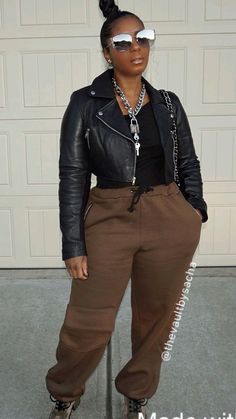 Black Mom Outfits Fall, Sweater And Shorts Outfit Black Women, Chill Day Outfits Black Women, Chill Baddie Outfits Fall, Plus Size Fall 2024, Comfy Outfits Black Women, Black Women Fall Outfits, Black Women Winter Fashion, Plus Size Rainy Day Outfit