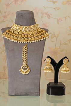 Kundan Bridal Necklace and Mangtikka Rani Set Zevar by Geeta - Fabilicious Fashion Indian Bridal Look, Indian Theme, Indian Wedding Wear, Kundan Necklace, Kundan Necklaces, Ivory Pearl, Bridal Look, Traditional Indian, Bridal Necklace