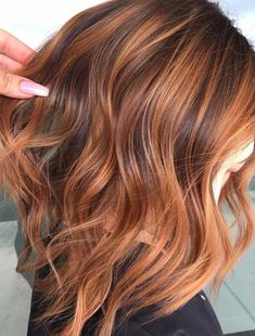 Highlights Brown Hair Short, Highlights Brown Hair Balayage, Rambut Brunette, Brown Hair With Caramel Highlights, Wedding Hair Colors, Hot Hair Colors, Caramel Hair, Red Highlights