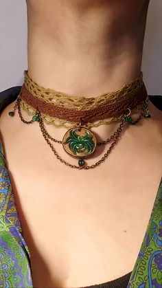 🌿 Greenery 🍃  adjustable choker ~ A round slice of wood, pyrographed and painted by hand, fern pattern. Green and brown cotton lace, malachite chips, brass ringlets, chains, clasp and extension chain. Dimensions : Wooden slice width : ~ 3 cm Wooden slice height : ~ 2.5 cm Choker length : ~ 38 to 40 cm (adjustable along the extension) ~ Get your custom order: Have you got a specific idea for the perfect gift, or just to treat yourself? Would you like me to create a custom design for you? Let's Unique Green Festival Choker, Unique Green Choker For Festival, Handmade Bohemian Choker With Round Pendant, Handmade Vintage Round Choker, Unique Handmade Brown Choker, Adjustable Medallion Jewelry For Festivals, Artisan Adjustable Choker As Gift, Hand Painted Jewelry For Festival, Artisan Adjustable Choker For Gift