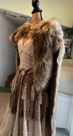 Viking Wedding Fur Cloak Extra Large Fur Cloak Norse Viking - Etsy Viking Wedding Clothes, Vikings Clothes, Viking Outfits, Viking Wedding Dress, Viking Halloween, Viking Cloak, Fur Cloak, Norse Clothing, Viking Aesthetic