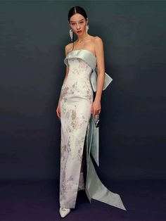 New Chinese style (新中式), high-end,  tube top long Cheongsam#qipaodress #weddingqipao#chinesedress#modernqipao#cheongsamdress #moderncheongsam#weddingcheongsam Kimono Style Wedding Dress, Chinese Inspired Dress, Fantasy Formal, Soft Dresses Aesthetic, High End Fashion Designer, Collection Moodboard, Cheongsam Wedding Dress, Tea Ceremony Dress, Qipao Modern