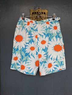 "ADORABLE Vintage 60s High Waist Side Zip Daisy Shorts. In very good used condition! MEASUREMENTS ----------------------- Waist: 13.5\" Length: 18.25\" Rise: 14\" Hips: 20\"" Retro Summer Shorts, Retro Shorts For Spring, Retro Print Bottoms For Summer, Retro Print Summer Bottoms, Retro Summer Bottoms With Retro Print, Vintage Shorts For Spring, Retro Fitted Shorts For Summer, Vintage Cargo Shorts For Summer, Retro Floral Print Short Bottoms