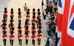 an aerial view of the queen's troop marching down the street in london, england