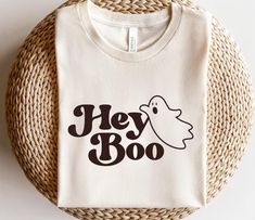 Hey boo black writing tshirt (short sleeve) Halloween Shirts Designs, Halloween Shirt Cricut Ideas, Halloween Cricket Shirts, Spooky Cricut Shirt Ideas, Fall T Shirts Designs Ideas, Cricut Halloween Costume Ideas, Cricut Vinyl Shirts, Diy Fall Shirts Vinyl, Easy Cricut Shirt Ideas