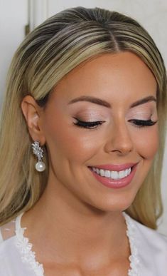 Neutral Makeup Bride, Simple Glam Bride Makeup, Bridal Makeup Ideas Natural Glam, Wedding Makeup Bright Eyes, Bridal Makeup Cool Tone Blonde, Fair Skin Wedding Makeup Blondes, Light Bridal Eye Makeup, Soft Glam Bridal Makeup Small Eyes, Wedding Makeup Light Eyeshadow