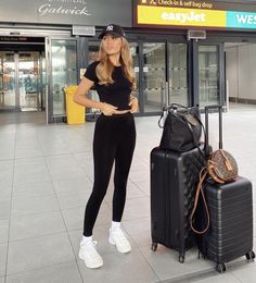 Stylish Airport Outfits, Kate Hutchins, Airport Outfit Ideas, Airport Outfit Summer, Mom And Baby Outfits, Outfit Sporty, Dubai Outfits, Lux Fashion