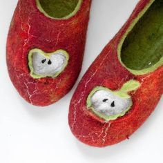 [felted_slippers],[wool_slippers], [burebure_slippers] Boots With Leg Warmers, Wool Slippers, Felted Slippers, Home Shoes, Plant Fibres, Lace Slip, Animal Faces, Wet Felting, Red Apple