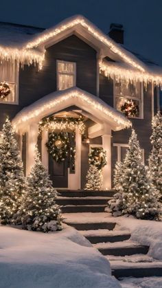 Idée de déco pour maison Noël Christmas Lights Decor Outside, Pretty Christmas Pictures, Aesthetic Christmas Home Decor, Blue House Christmas Decor Exterior, Christmas Decorating Aesthetic, Cool Christmas Aesthetic, Simple Christmas Lights On House Outdoor, Christmas Light Design Outdoor, Amazing Christmas Decorations